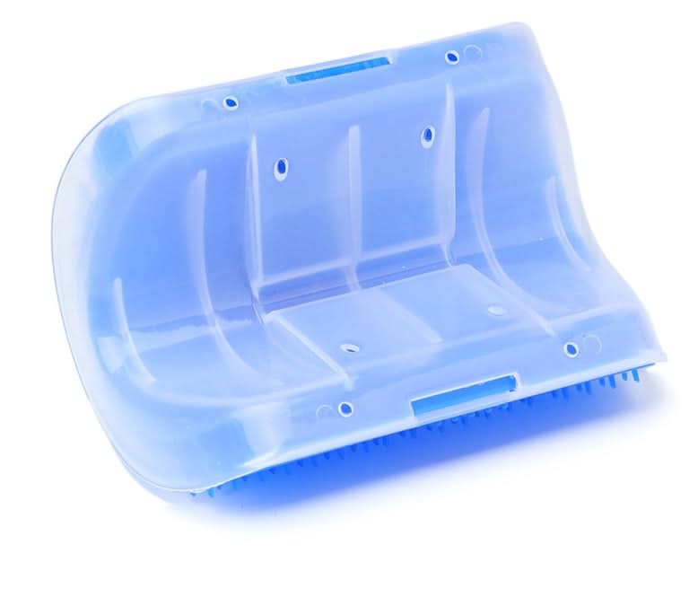 Gato se esfregando no pente de canto para gatos, promovendo relaxamento e limpeza