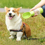 detalhe do bico da garrafa portátil 2 em 1 para pets com design ergonômico