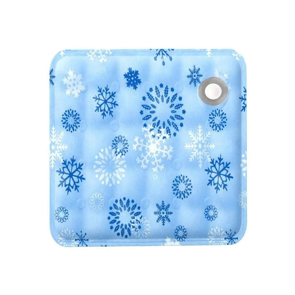 Cachorro deitado no tapete gelado Summer Pet Ice Cushion para aliviar o calor
