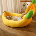 Cachorro deitado confortavelmente na cama divertida para pets com formato de banana