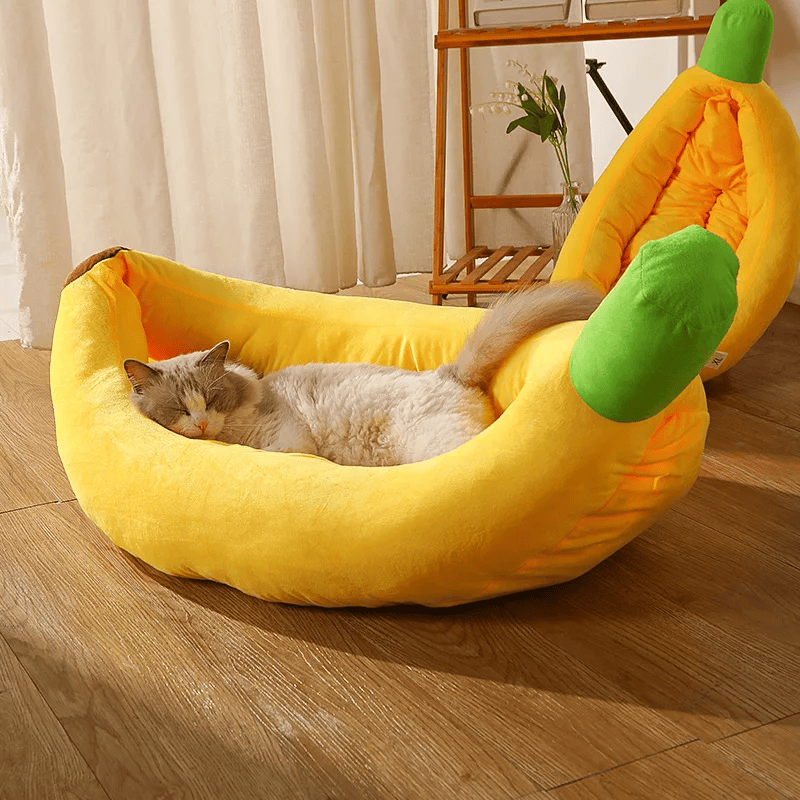 Cachorro deitado confortavelmente na cama divertida para pets com formato de banana