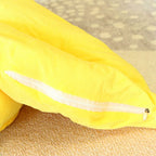 Cãozinho brincando próximo à cama pet macia e divertida com formato de banana