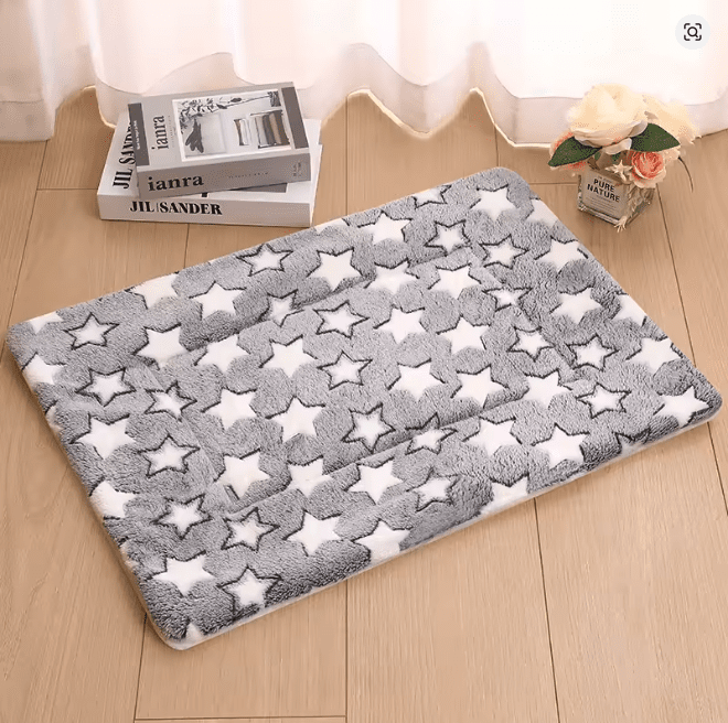 Cachorro descansando confortavelmente no colchonete para cães ultra macio da Madrupet em ambiente interno