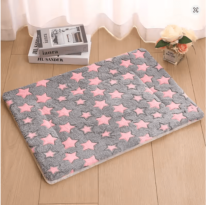 Colchonete para cães ultra macio dobrado, mostrando facilidade para transporte e uso em viagens