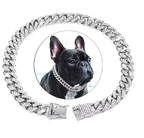 Colar pet estilo cubano com design moderno exibido sobre fundo branco