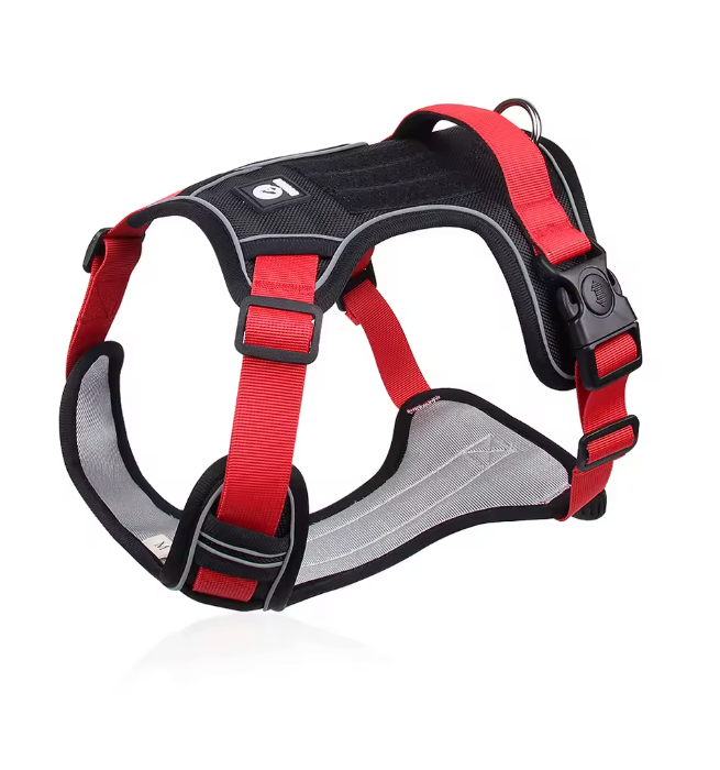Vista lateral da coleira peitoral anti puxão com fivela resistente e design ergonômico