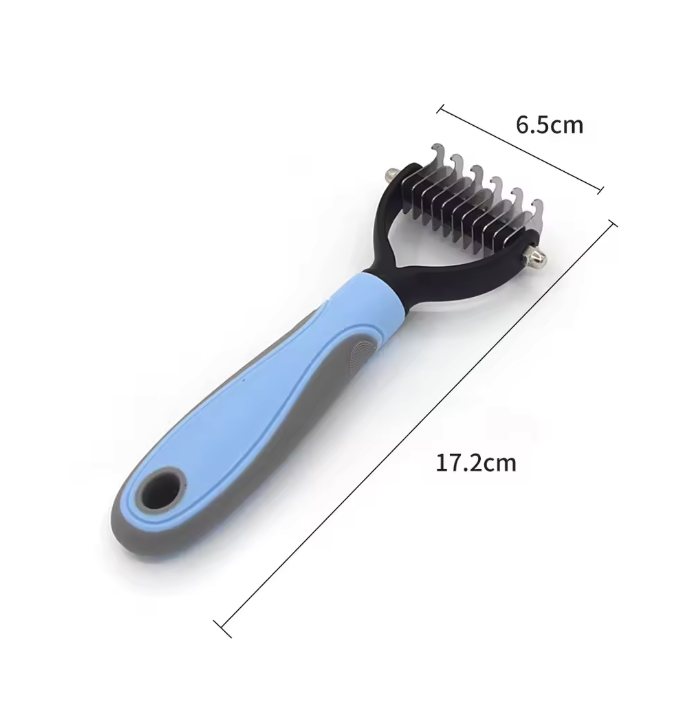 Gato sendo escovado com escova desembaraçante profissional para pets Madrupet, promovendo higiene e conforto