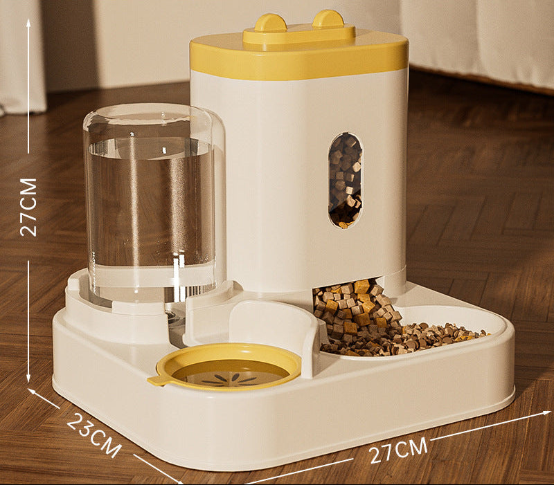 alimentador automático para pets em uso com cachorro de porte médio em área externa