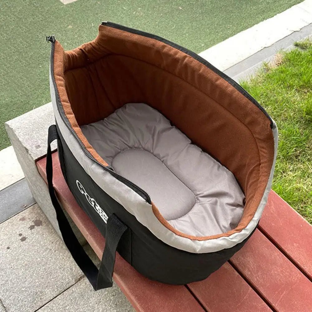 Bolsa de colo para pets pequenos em cor cinza com acabamento acolchoado para conforto extra