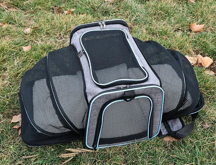 Bolsa de transporte para pets pequenos em cor preta com detalhes em cinza para estilo moderno