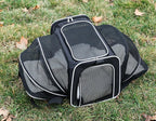 Bolsa de transporte para pets pequenos Madrupet exibida com acessórios para conforto do pet