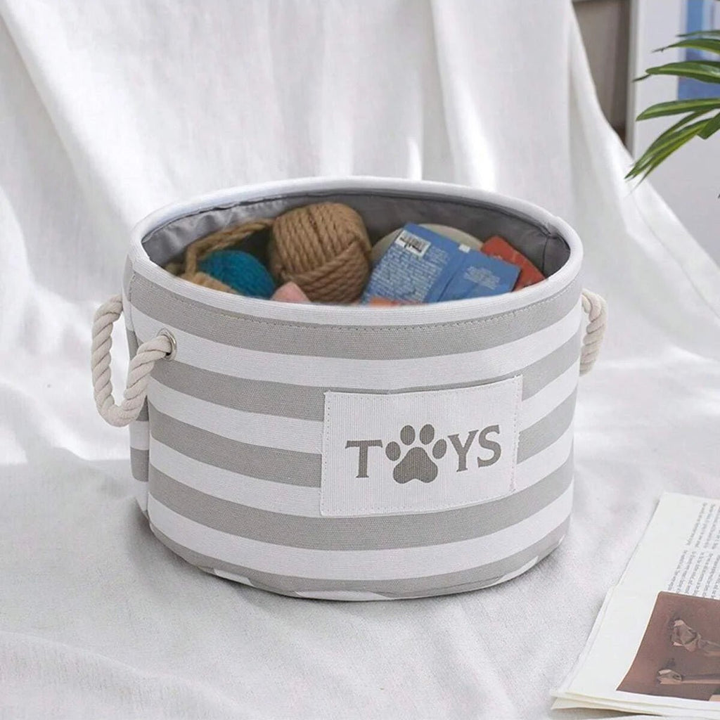 Cesta dobrável para brinquedos em cor azul exibida aberta com brinquedos dentro