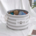 Cesta dobrável para brinquedos em cor azul exibida aberta com brinquedos dentro