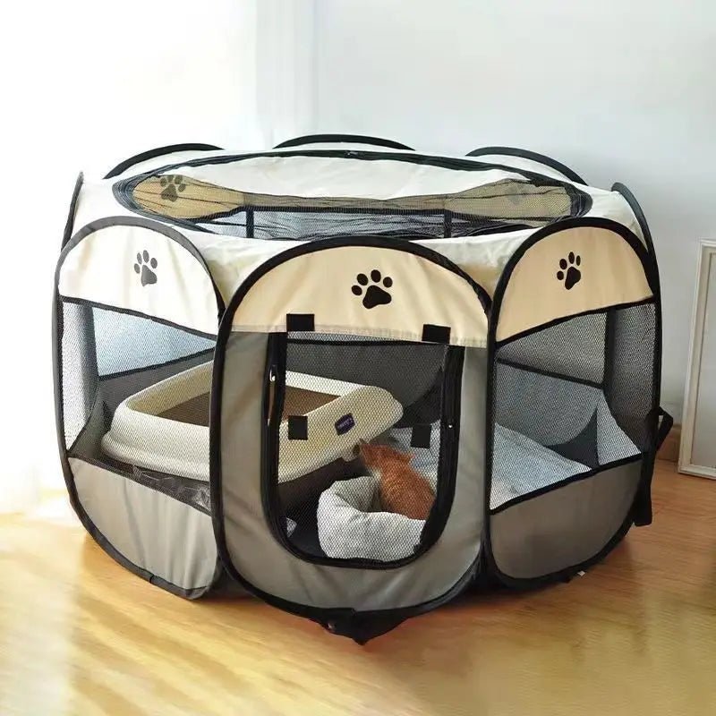 Cachorro usando cercadinho dobrável para cães e gatos em ambiente interno, garantindo segurança e conforto