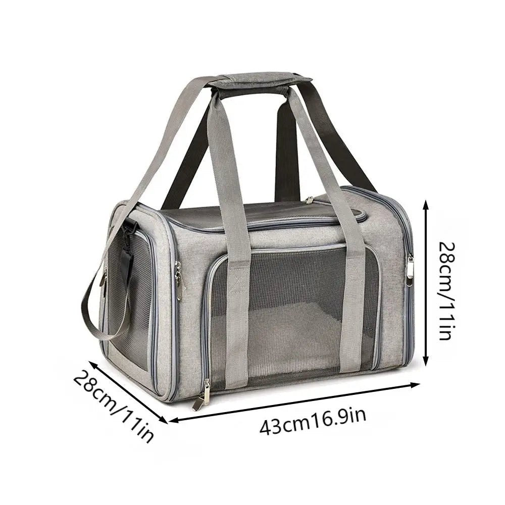Bolsa de transporte para pets pequenos em uso com gato dentro, mostrando conforto e segurança