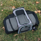 Bolsa de transporte para pets pequenos em uso com gato dentro, destacando segurança e conforto