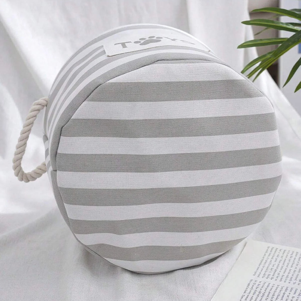 Cesta dobrável para brinquedos de pets em ambiente externo mostrando praticidade e organização