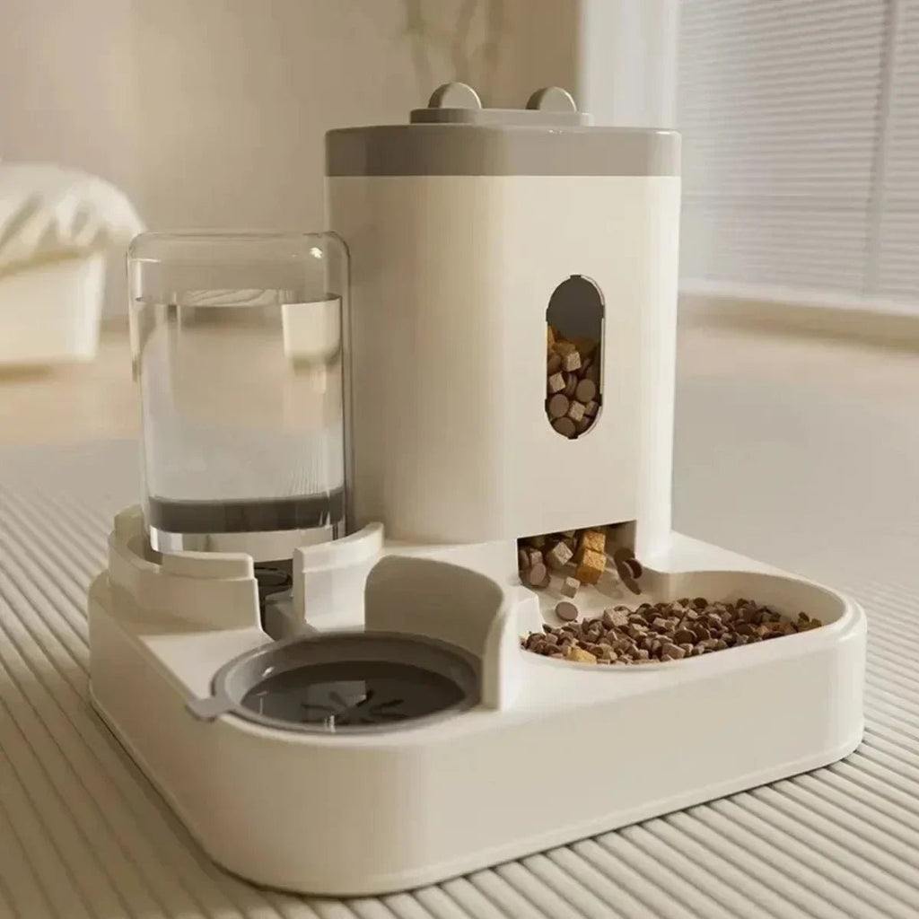 detalhe do bico do alimentador automático para pets com sistema anti-vazamento