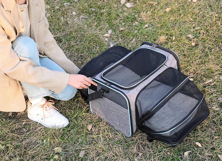 Vista lateral da bolsa de transporte para pets pequenos com zíper reforçado e acabamento resistente