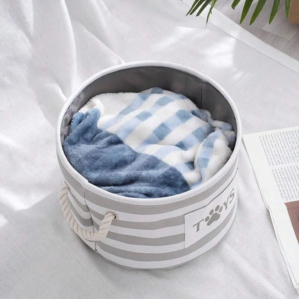 Organização prática com cesta dobrável para brinquedos de pets da Madrupet em quarto de gato