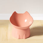 Gato usando tigela elevada para alimentação com suporte estável e design ergonômico