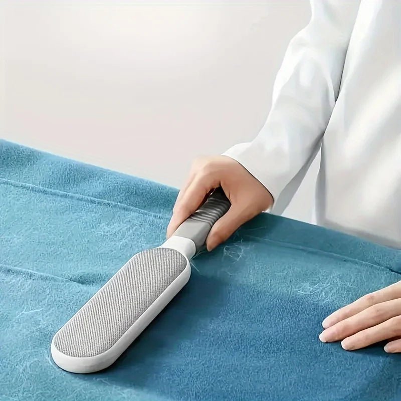 Escova dupla face para pelos com foco na alça antiderrapante e design compacto