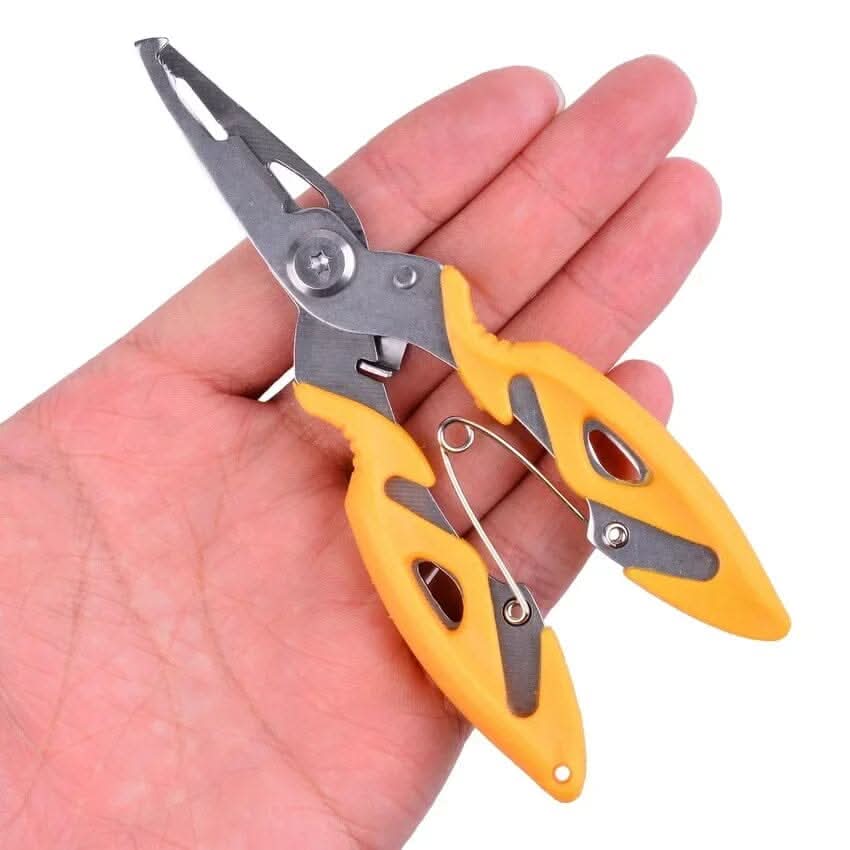 Alicate de pesca inox com design ergonômico mostrado em fundo branco