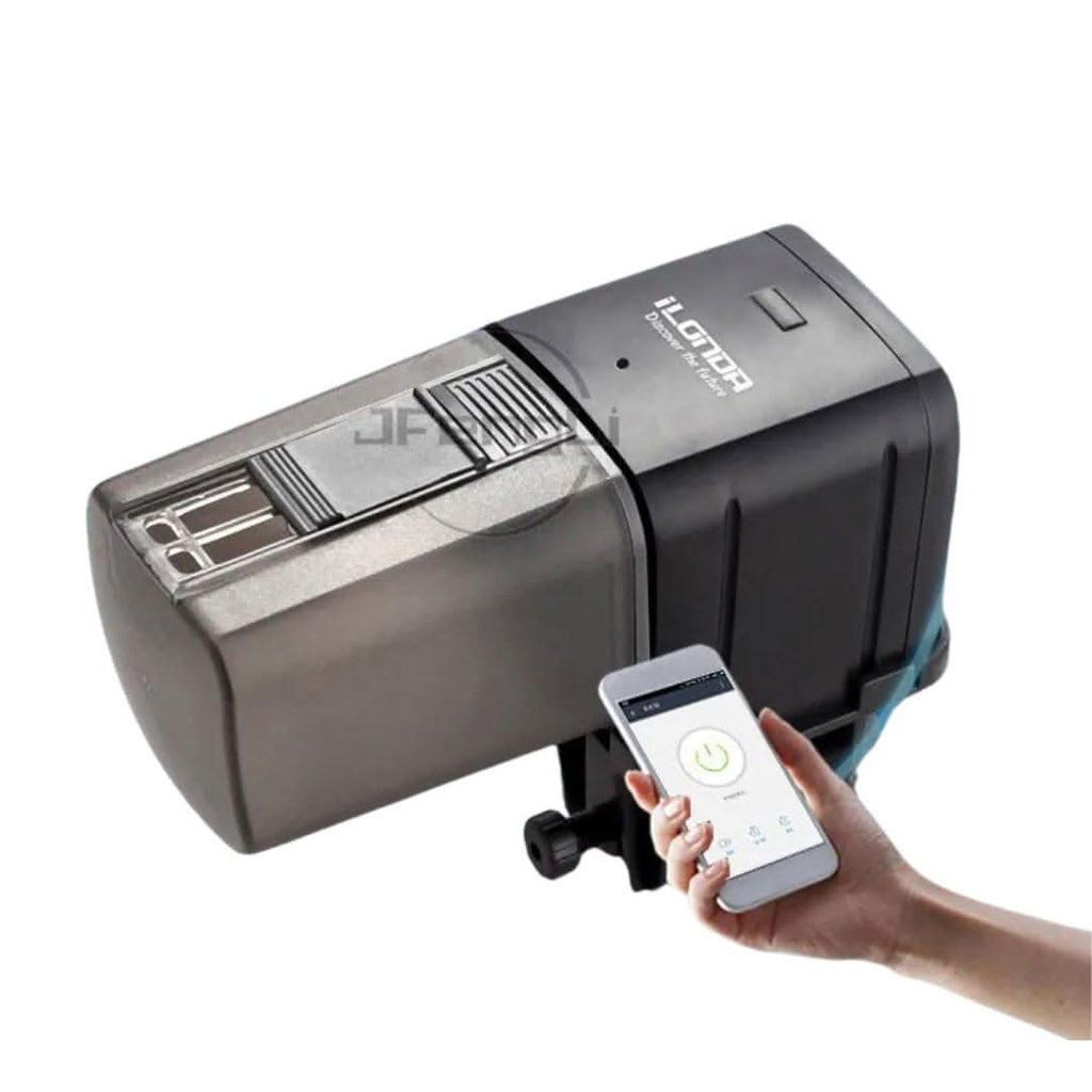 Alimentador automático para peixes com app móvel exibido em smartphone ao lado do produto
