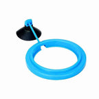 Alimentador flutuante para aquário em cor azul com ração distribuída uniformemente na borda