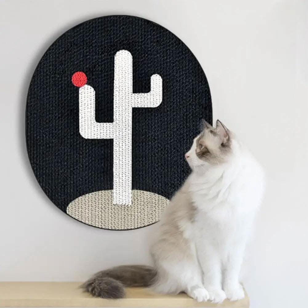 Ambiente com arranhador de parede para gatos Madrupet instalado próximo ao sofá para proteção dos móveis