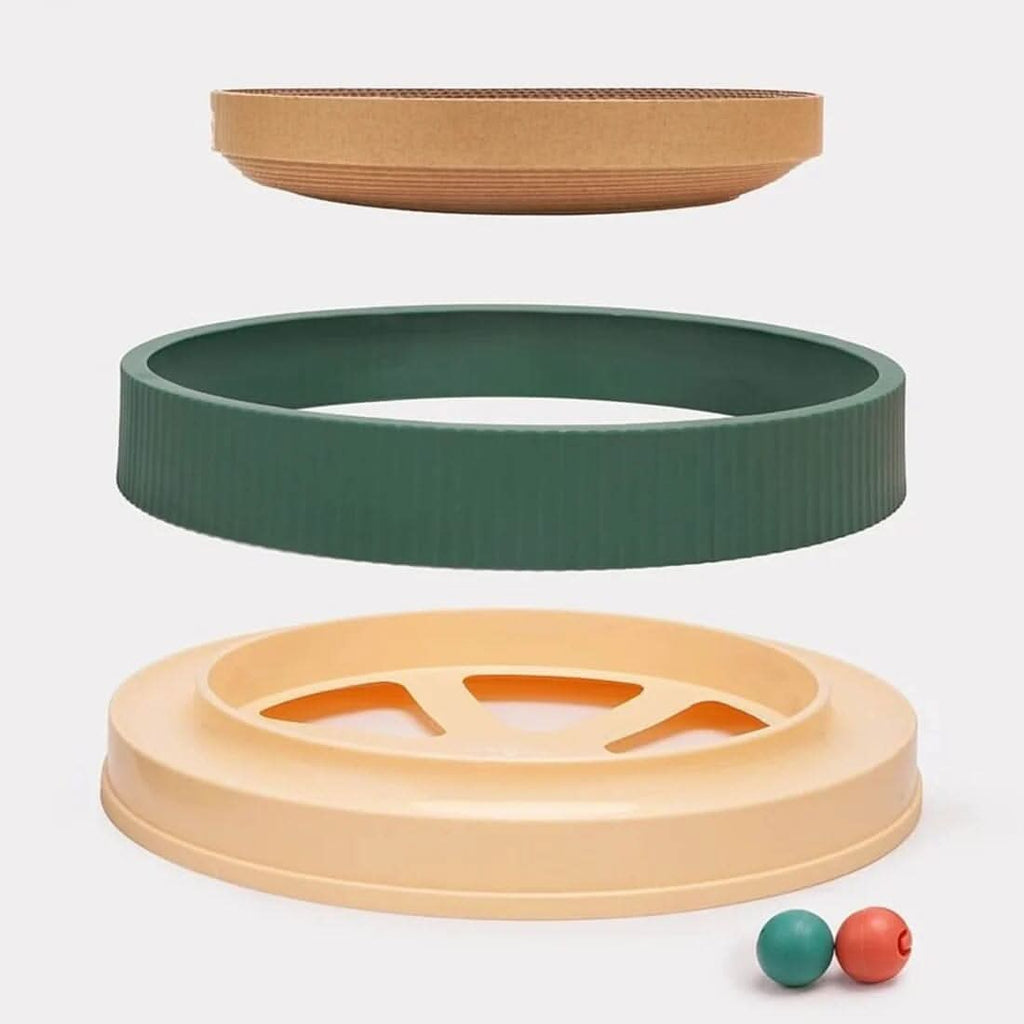 Detalhe das bolinhas giratórias coloridas no arranhador para gatos em sisal resistente