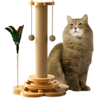 Arranhador interativo 4 em 1 para gatos em ambiente de sala, destacando design funcional e divertido
