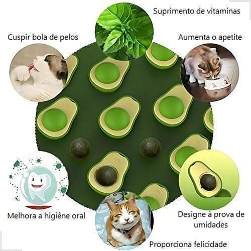 Gato brincando com brinquedo abacate com catnip, promovendo entretenimento natural