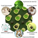 Gato brincando com brinquedo abacate com catnip, promovendo entretenimento natural
