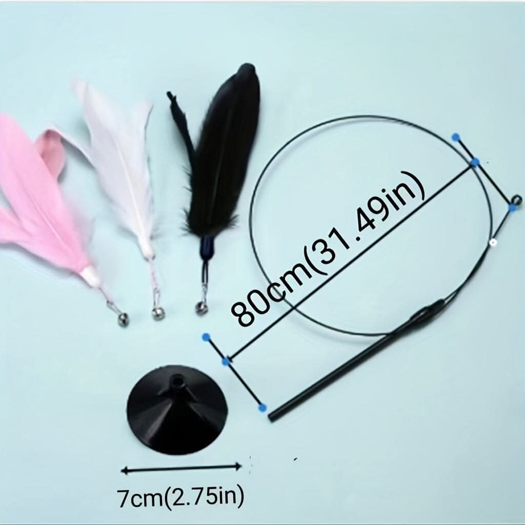 Detalhe do sino e pena vibrante do brinquedo interativo para gatos com ventosa