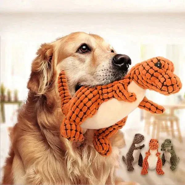 Cachorro brincando com brinquedo de pelúcia Dino com apito no quintal, estimulando o instinto natural