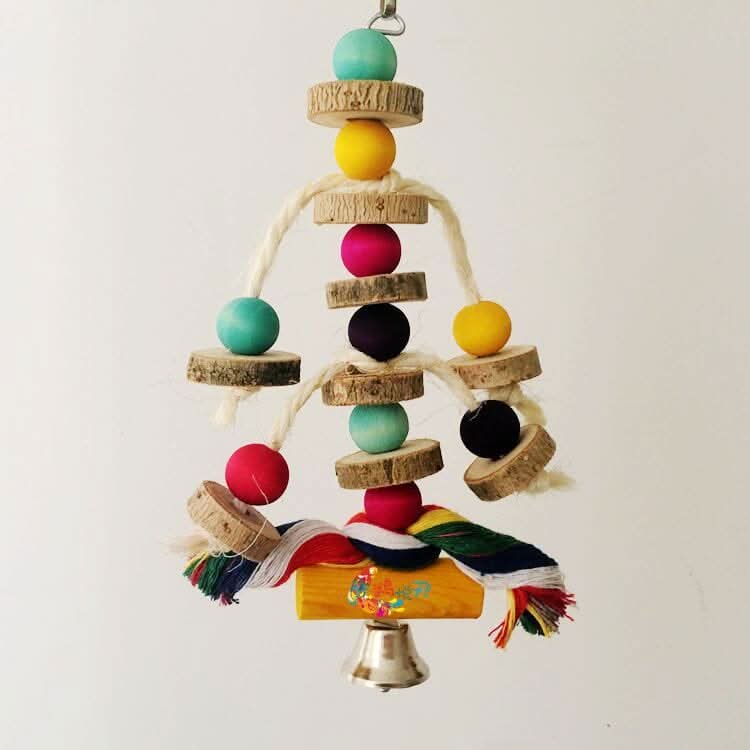 Papagaio colorido interagindo com brinquedo pêndulo para papagaio em gaiola