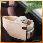 Cachorro confortável usando cadeirinha de segurança para pet durante viagem de carro