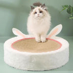 Gato usando cama arranhadora para gatos, aproveitando o conforto e proteção do produto