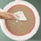 Detalhe da textura resistente da cama arranhadora para gatos, ideal para arranhar sem danificar móveis