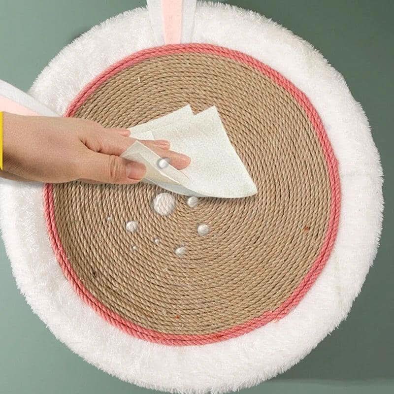 Detalhe da textura resistente da cama arranhadora para gatos, ideal para arranhar sem danificar móveis