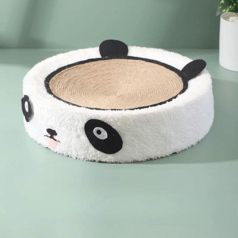 Ambiente de sala com cama arranhadora para gatos em destaque, mostrando o produto integrado ao espaço pet-friendly