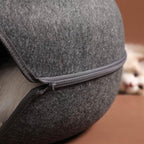 Cama interativa túnel para gatos em cor cinza, ideal para descanso e brincadeiras felinas