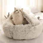 Cama ninho para gatos em tom cinza claro ideal para ambientes internos e aconchegantes