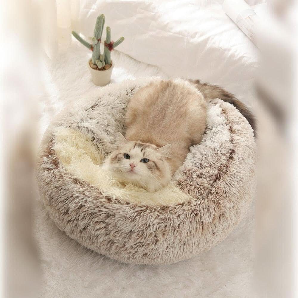 Cama ninho para gatos Madrupet em uso com gato dormindo tranquilamente no interior