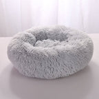 Gato enrolado na cama nuvem para cães e gatos Madrupet, ideal para conforto e descanso