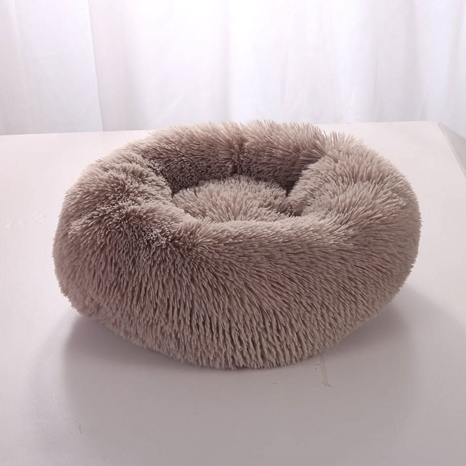 Cama nuvem para cães e gatos em tom bege, destacando o design aconchegante e seguro