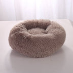 Cama nuvem para cães e gatos em tom bege, destacando o design aconchegante e seguro