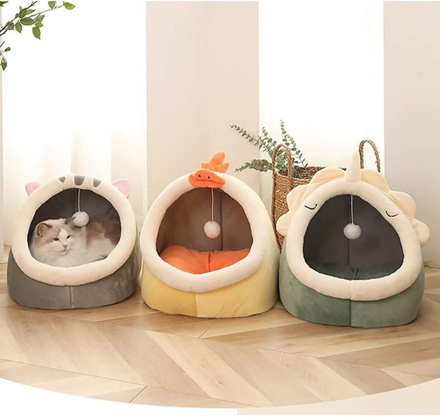 Gato dormindo dentro da cama toca para gatos Madrupet em sala de estar
