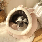Detalhe da entrada arredondada da cama toca para gatos com tecido felpudo